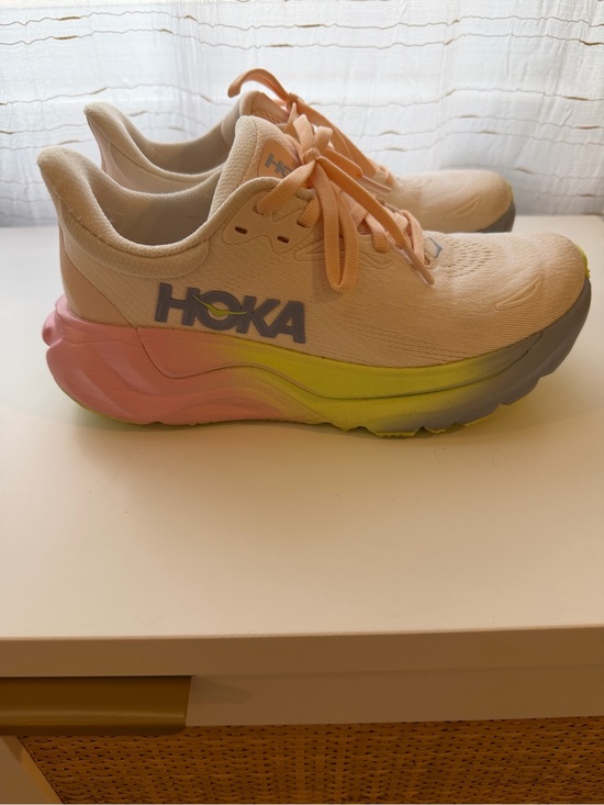 Hoka Shoes - HOKAR ARAHI 8
SNEAKERS